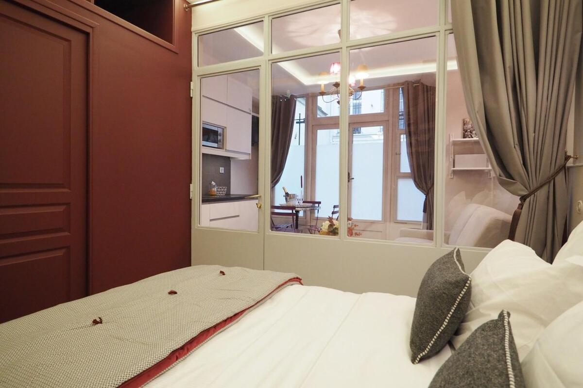 Palais Royal Apartment *