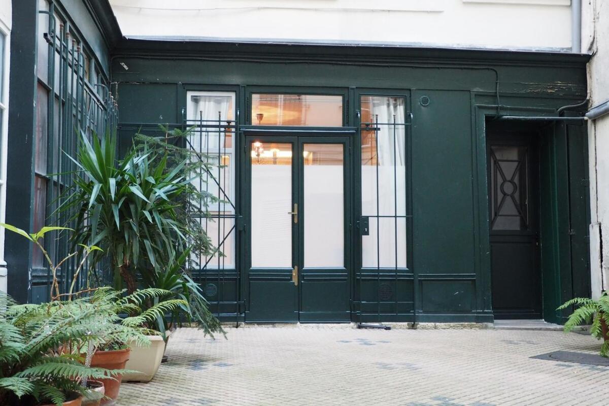 Palais Royal Apartment *